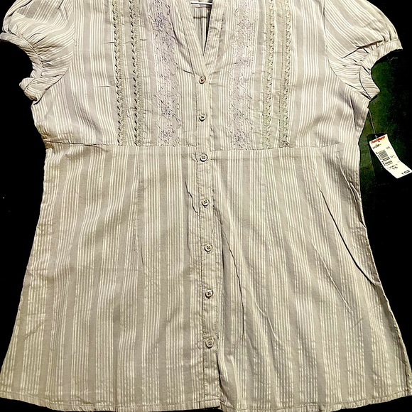 Lightweight lacy spring pastel button up short sleeve blouses - Picture 5 of 7